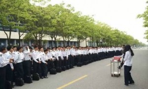 上海一高校280名男生为全系唯一女生庆生