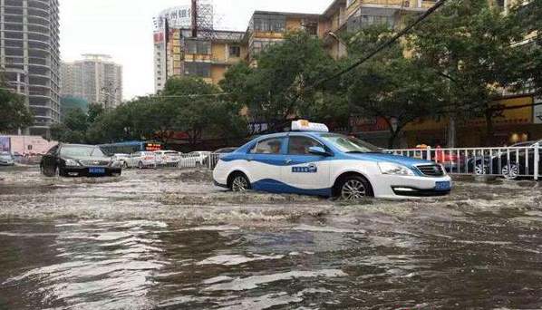 Heavy rain hits north China 北方多地遭暴雨袭击 Heavy rain hits north China 北方多地遭暴雨袭击