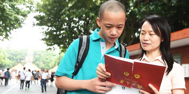 双语新闻:“00后”现身大学校园 是天才还是学霸? 双语新闻:“00后”现身大学校园 是天才还是学霸?