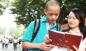 双语新闻：&ldquo;00后&rdquo;现身大学校园 是天才还是学霸？