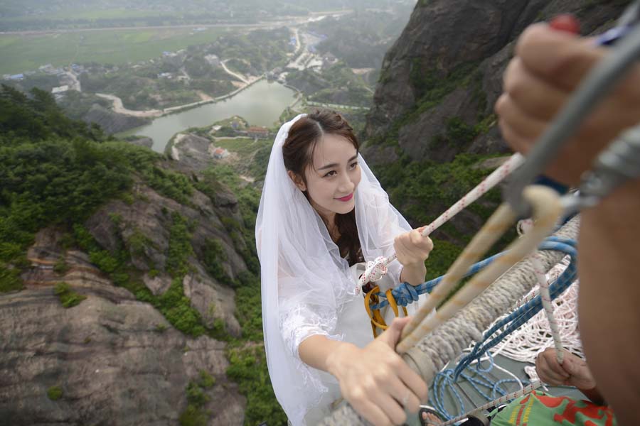90后夫妻七夕节举行高空极限婚礼 90后夫妻七夕节举行高空极限婚礼