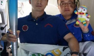 蛟龙号将青年奥运会火炬携至深海