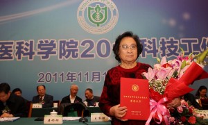 李克强总理祝贺屠呦呦获诺贝尔奖
