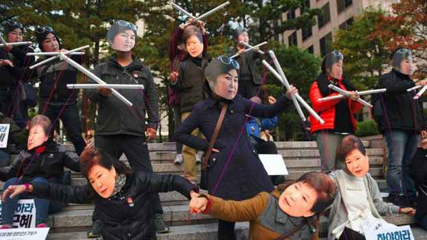“闺蜜干政”主角回韩、总统幕僚集体辞职 朴槿惠还能走多远? “闺蜜干政”主角回韩、总统幕僚集体辞职 朴槿惠还能走多远?