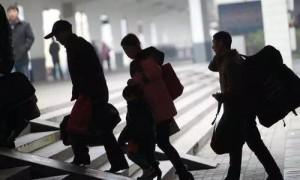 网络热词＂打工人＂用英语怎么说?打工人的英语