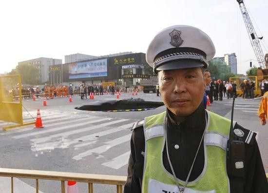 杭州交警成为全球网红 视频疯传被网友称为中国英雄! 杭州交警成为全球网红 视频疯传被网友称为中国英雄!