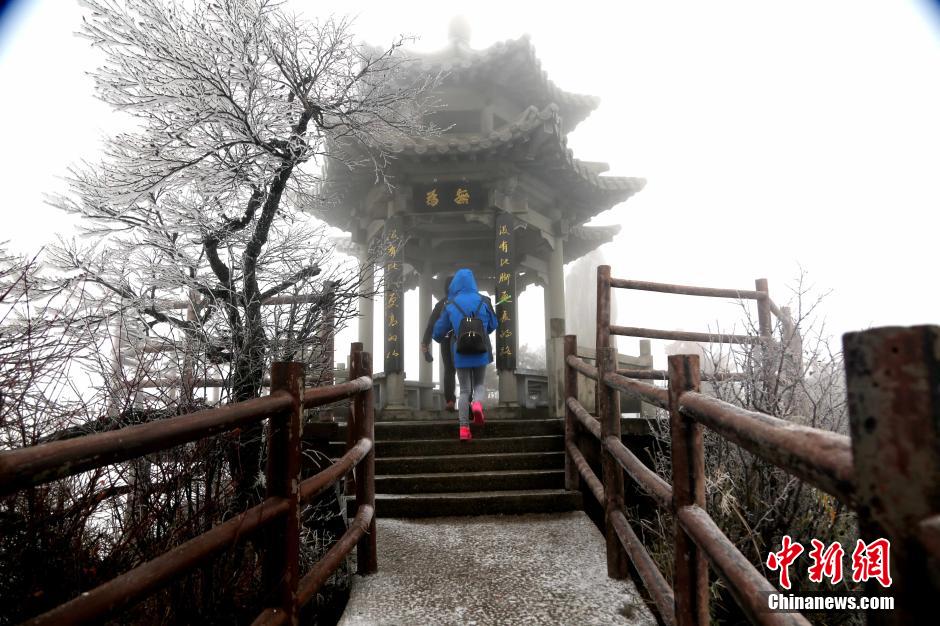 中国中东部地区迎来首场雪 中国中东部地区迎来首场雪