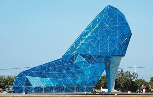 惊叹!台湾现16米高水晶高跟鞋教堂 惊叹!台湾现16米高水晶高跟鞋教堂