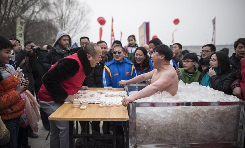 “冰槽象棋”挑战赛 大叔惊呆网友! “冰槽象棋”挑战赛 大叔惊呆网友!