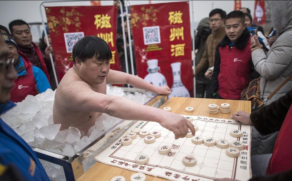 “冰槽象棋”挑战赛 大叔惊呆网友! “冰槽象棋”挑战赛 大叔惊呆网友!
