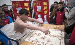&ldquo;冰槽象棋&rdquo;挑战赛 大叔惊呆网友！
