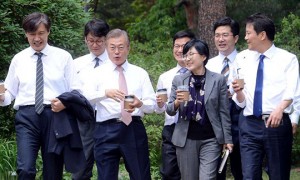 韩国总统文在寅任命青瓦台幕僚