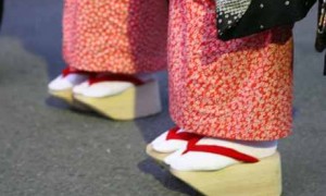 组图盘点：世界怪鞋排行 中国三寸金莲鞋拔得头筹