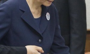 英语新闻：朴槿惠首登审判台