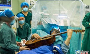 惊呆！男子开颅手术弹吉他（图）