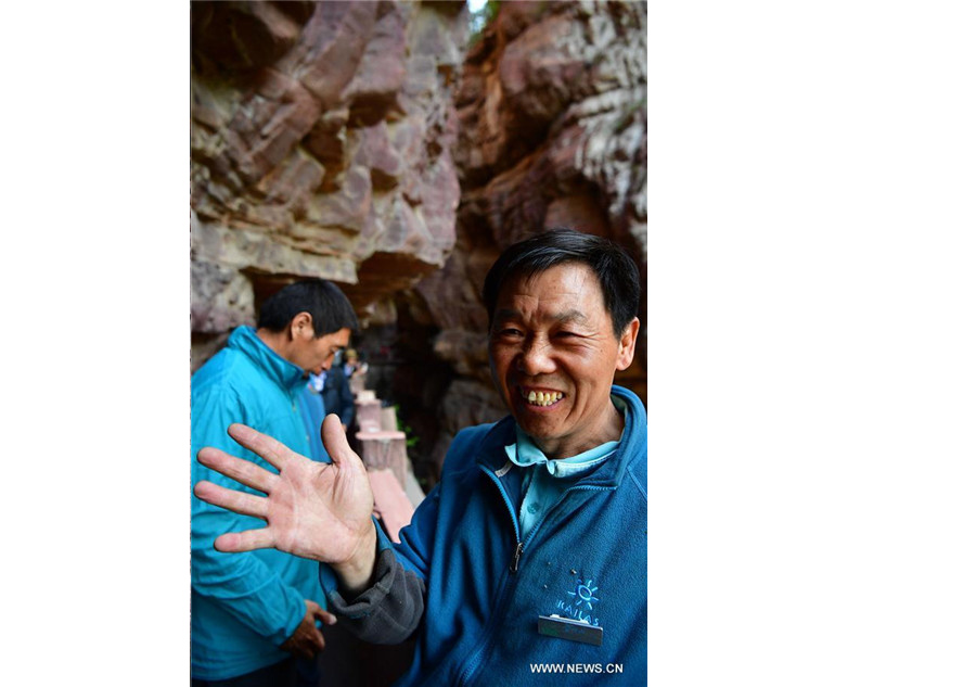 五一小长假迎旅游高峰 “蜘蛛侠”们更忙了 五一小长假迎旅游高峰 “蜘蛛侠”们更忙了