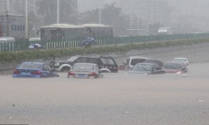 广州特大暴雨英文报道