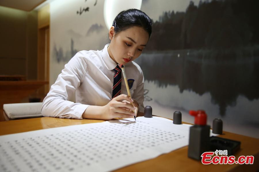 母亲节礼物:成都00后女生手抄10米长金刚经 母亲节礼物:成都00后女生手抄10米长金刚经