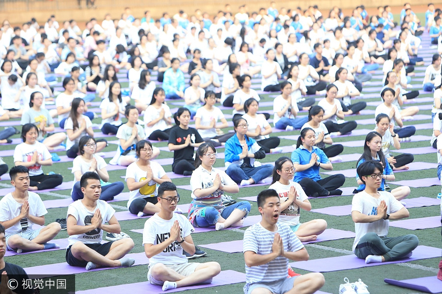 重庆千名高三学生集体练瑜伽缓解高考压力 重庆千名高三学生集体练瑜伽缓解高考压力