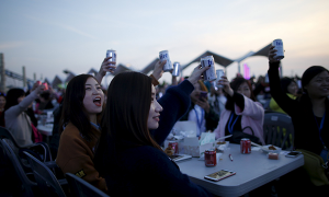 四千中国人包围韩国公园只为啤酒炸鸡