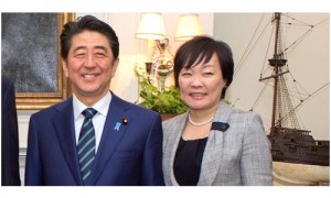 演技十足啊！安倍夫人为避免与特朗普说话，假装不懂英语！