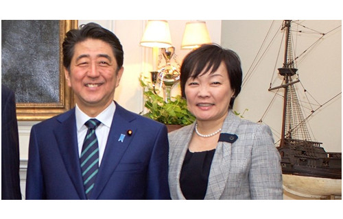 演技十足啊!安倍夫人为避免与特朗普说话,假装不懂英语! 演技十足啊!安倍夫人为避免与特朗普说话,假装不懂英语!
