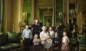 英国女王90大寿：珍贵皇室组照首次发布