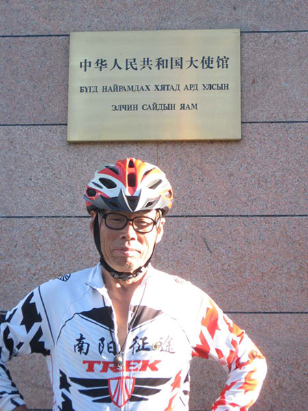 Cyclist tours the world Cyclist tours the world