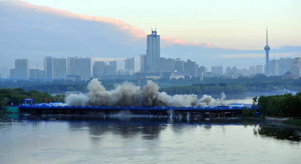 长春南湖大桥爆破拆除英文报道 长春南湖大桥爆破拆除英文报道