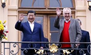 习近平主席抵达布拉格与捷克总统泽曼会晤