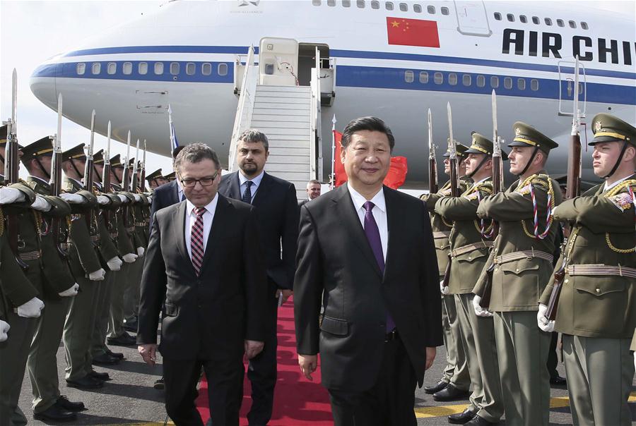 习近平主席抵达布拉格开始对捷克的国事访问 习近平主席抵达布拉格开始对捷克的国事访问