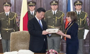 习近平会见布拉格市长接受城市钥匙