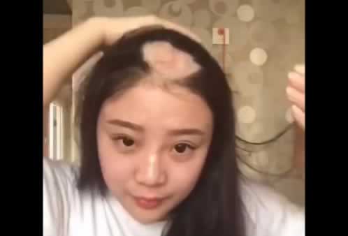 女子挑战电钻吃玉米失败 头发被卷掉一大块 女子挑战电钻吃玉米失败 头发被卷掉一大块