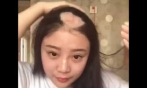 女子挑战电钻吃玉米失败 头发被卷掉一大块