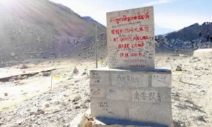 珠峰大本营将建涂鸦黑名单 纠正游客不文明陋习
