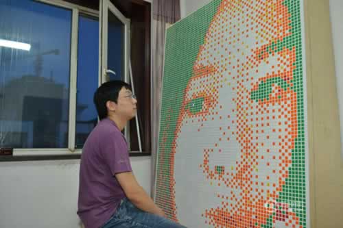 沈阳小伙用840个魔方拼出心上人头像表白遗憾遭拒 沈阳小伙用840个魔方拼出心上人头像表白遗憾遭拒