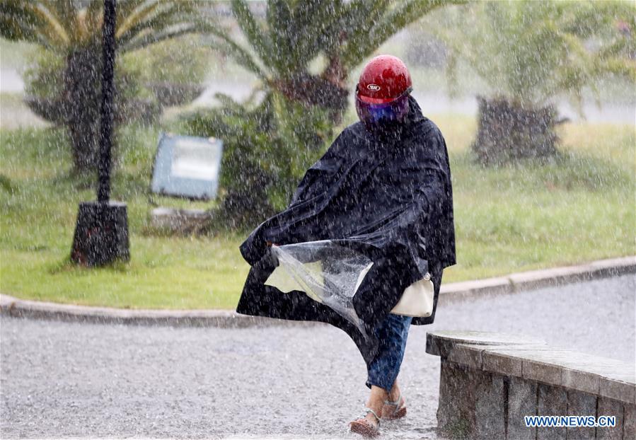 中国南部多地遭暴雨袭击 中国南部多地遭暴雨袭击