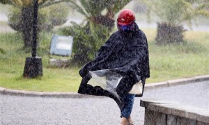 中国南部多地遭暴雨袭击