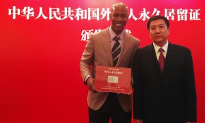 CCTV9英语新闻：前NBA明星马布里获得中国绿卡