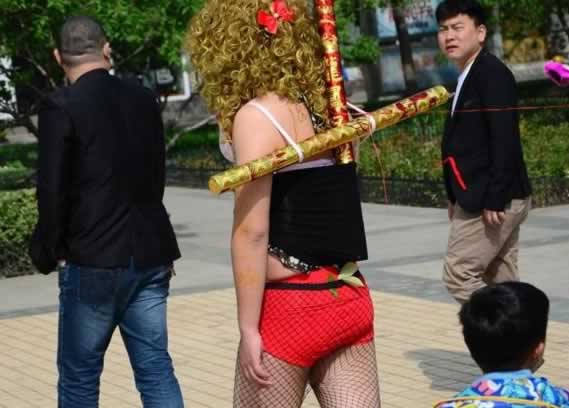 新郎穿女士内衣被绑游街 市民疑绑架报警 新郎穿女士内衣被绑游街 市民疑绑架报警