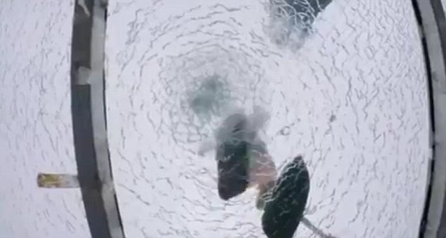 BBC记者铁锤猛砸张家界玻璃桥,为中国制造点赞! BBC记者铁锤猛砸张家界玻璃桥,为中国制造点赞!