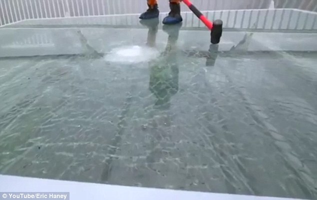 BBC记者铁锤猛砸张家界玻璃桥,为中国制造点赞! BBC记者铁锤猛砸张家界玻璃桥,为中国制造点赞!