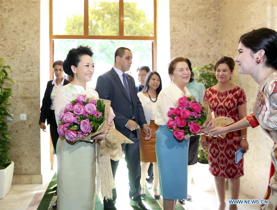 彭丽媛参观乌兹别克斯坦孔子学院 彭丽媛参观乌兹别克斯坦孔子学院