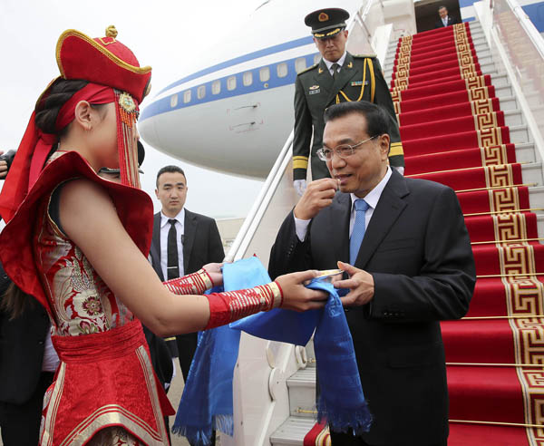 李克强总理抵达蒙古国将出席亚欧首脑会议 李克强总理抵达蒙古国将出席亚欧首脑会议