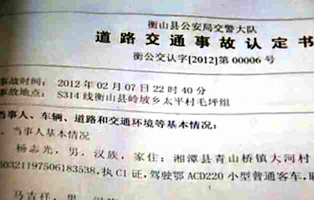 男子“去世”三年后回家,对着自己墓碑磕头 男子“去世”三年后回家,对着自己墓碑磕头