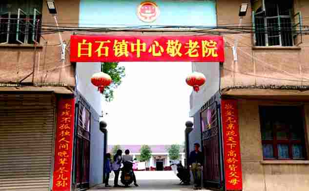 男子“去世”三年后回家,对着自己墓碑磕头 男子“去世”三年后回家,对着自己墓碑磕头