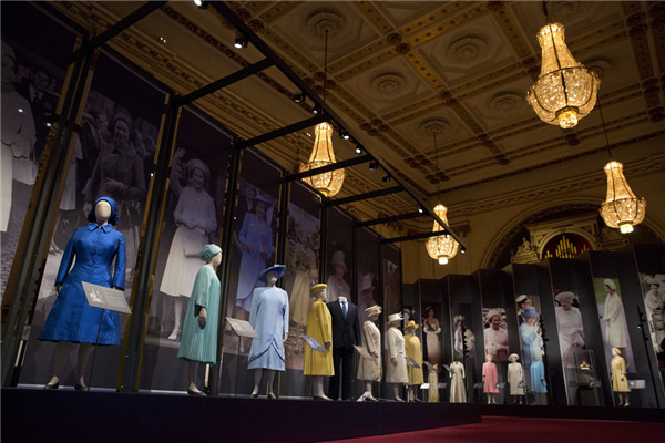 英国女王衣橱时尚90年展览英文报道 英国女王衣橱时尚90年展览英文报道
