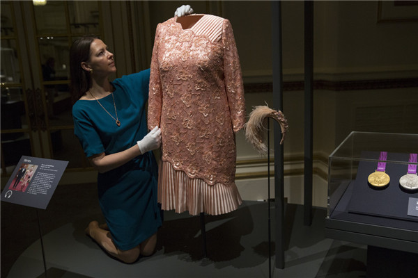 英国女王衣橱时尚90年展览英文报道 英国女王衣橱时尚90年展览英文报道