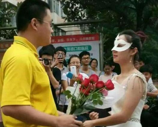 湖南女教师霸气求婚学生,无惧围观穿婚纱当场热吻 湖南女教师霸气求婚学生,无惧围观穿婚纱当场热吻