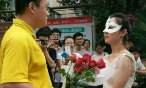 湖南女教师霸气求婚学生，无惧围观穿婚纱当场热吻